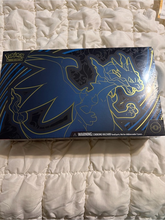 Pokemon Other - Pokemon Elite Trainer Box - Blue & Gold Charizard Artwork